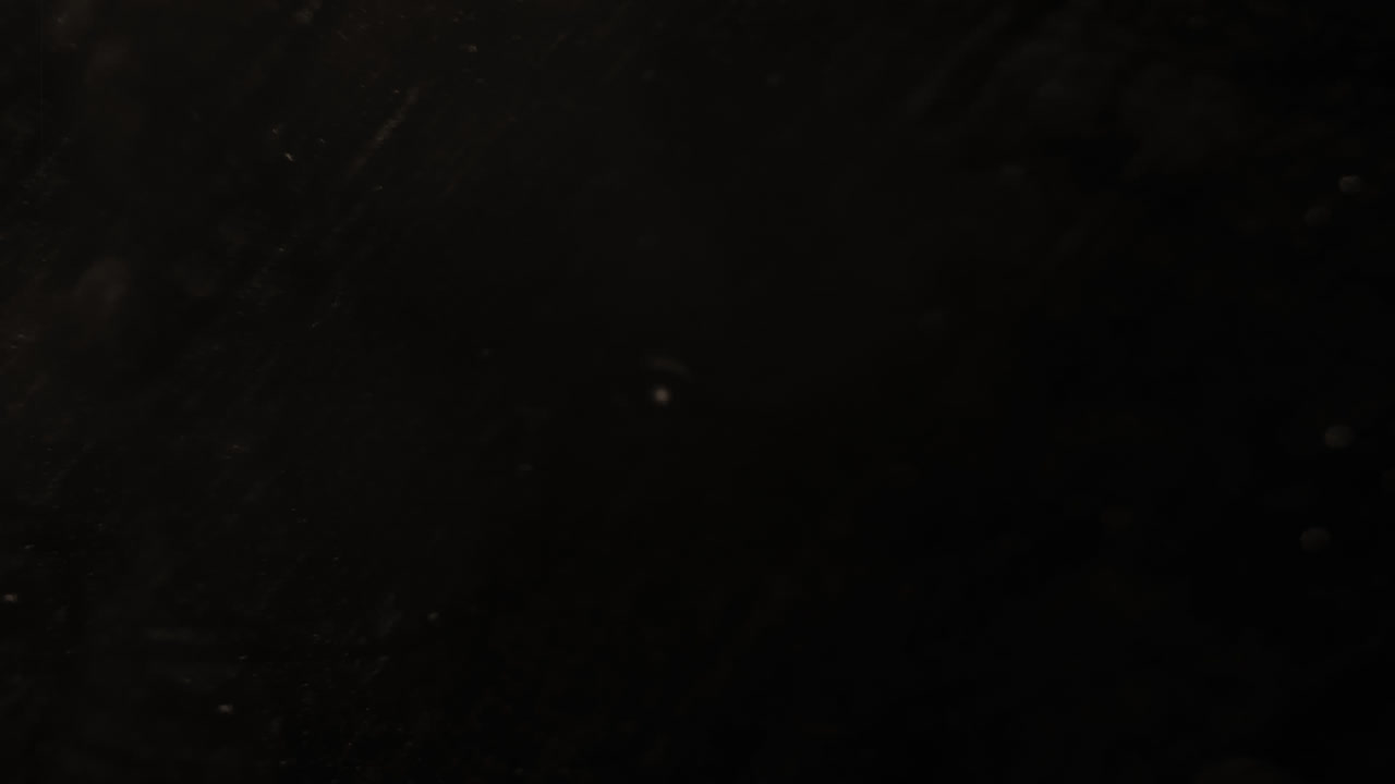 animación de un túnel de neón brillante triángulo geométrico y círculo moviéndose en fondo negro