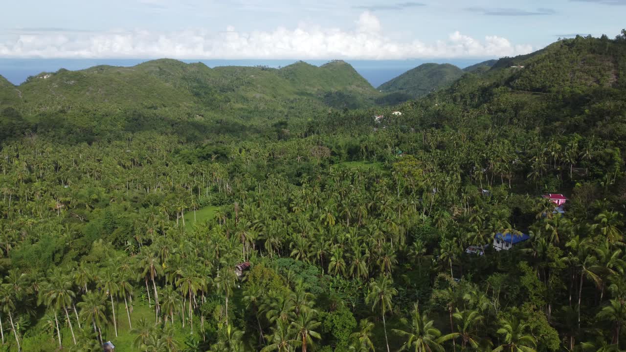un vuelo sobre un pequeño pueblo, en las montañas de las filipinas