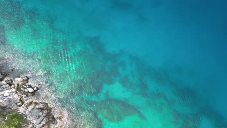 vista aérea de aves sobre el colorido agua cristalina y la línea costera en la playa de amarandos, ubicada en el lado sur de skopelos