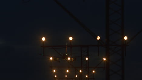 avión contra el cielo nocturno