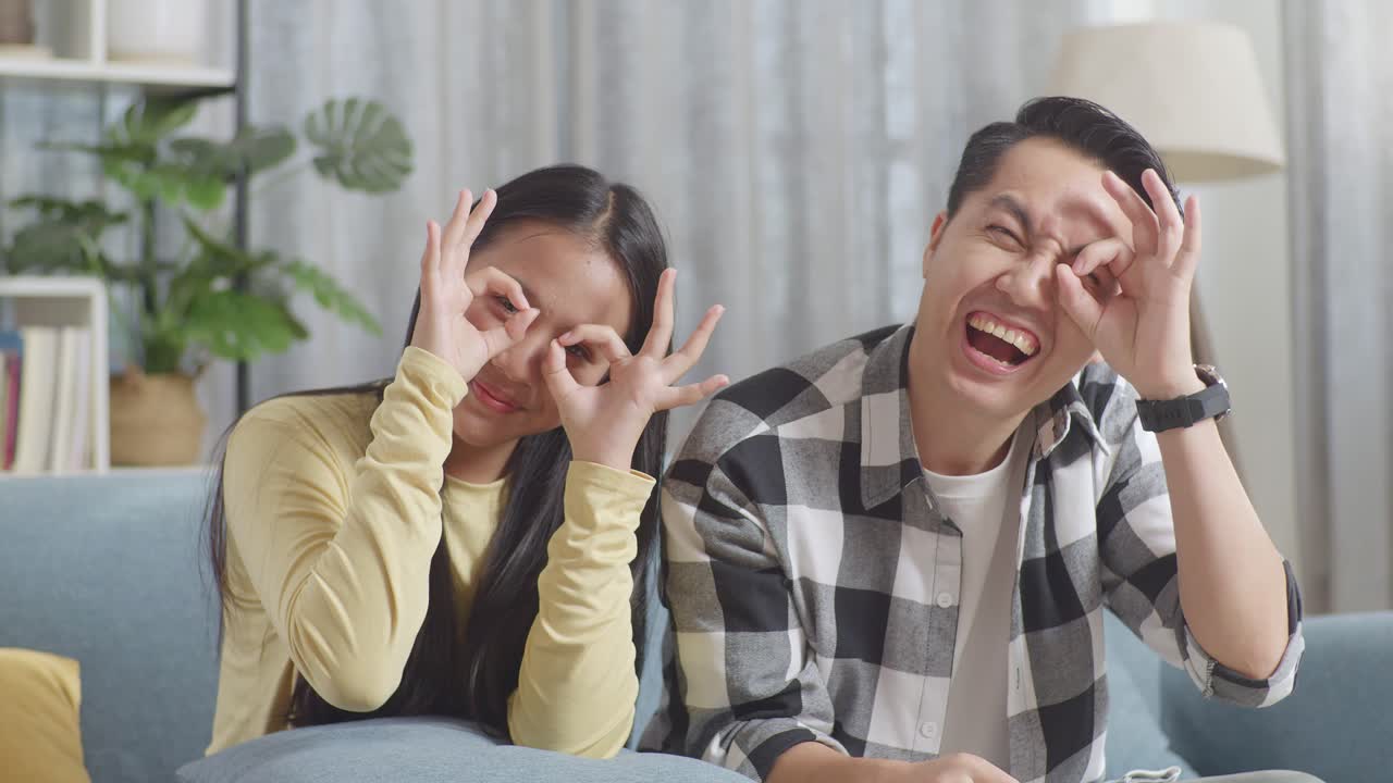 행복한 커플이 놀고 있습니다.