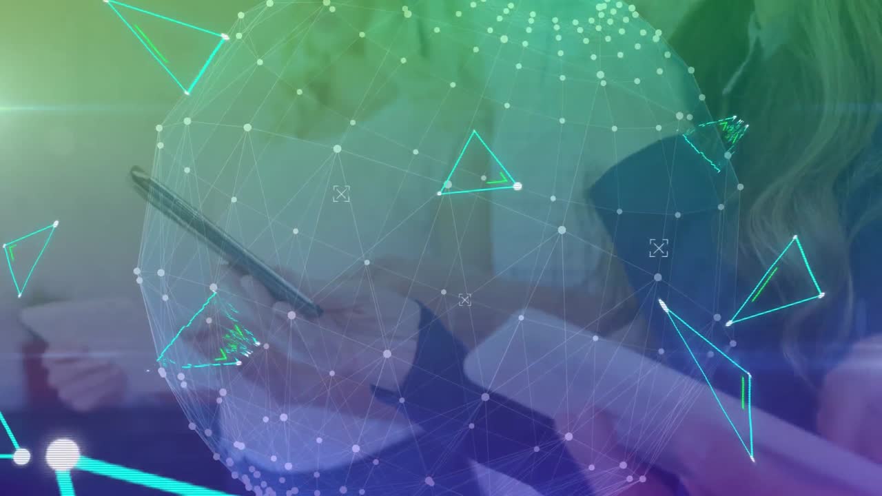 태블릿을 사용하는 여성 위의 연결의 지구의 애니메이션