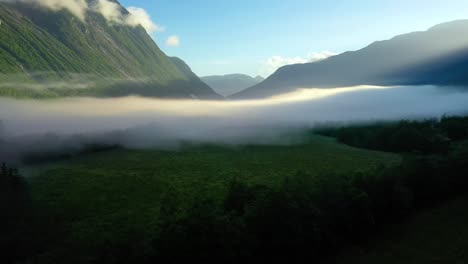 Morgennebel-über-Dem-Tal-Zwischen-Den-Bergen-Im-Sonnenlicht.-Nebel-Und-Wunderschöne-Natur-Norwegischer-Luftaufnahmen.