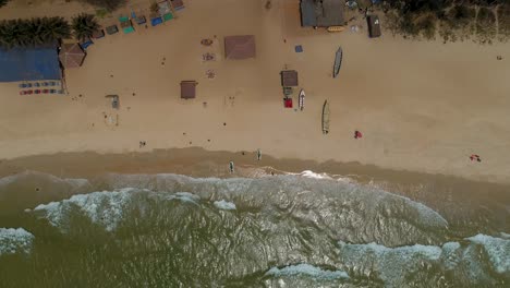 drone top shot de playa sur de la india cielo azul