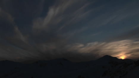 Las-Nubes-Se-Mueven-Con-El-Viento-Sobre-Una-Cordillera