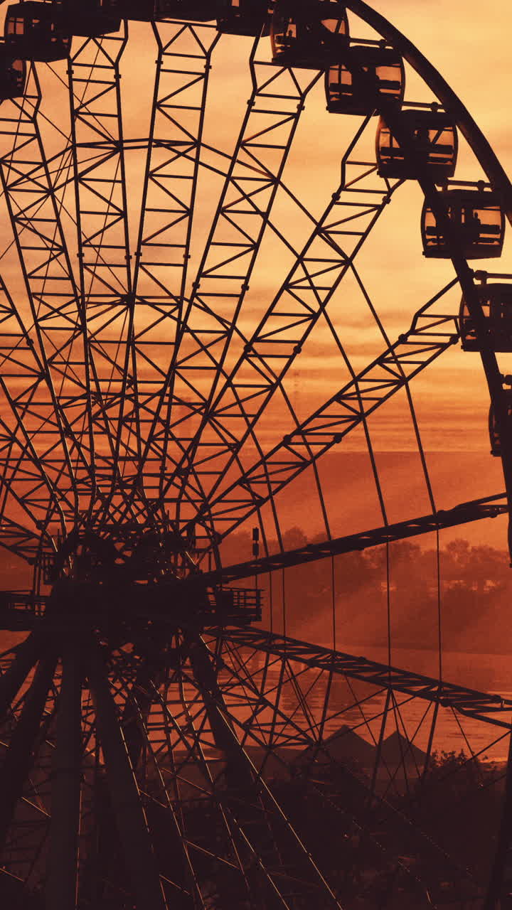 silueta de una rueda de ferris al atardecer