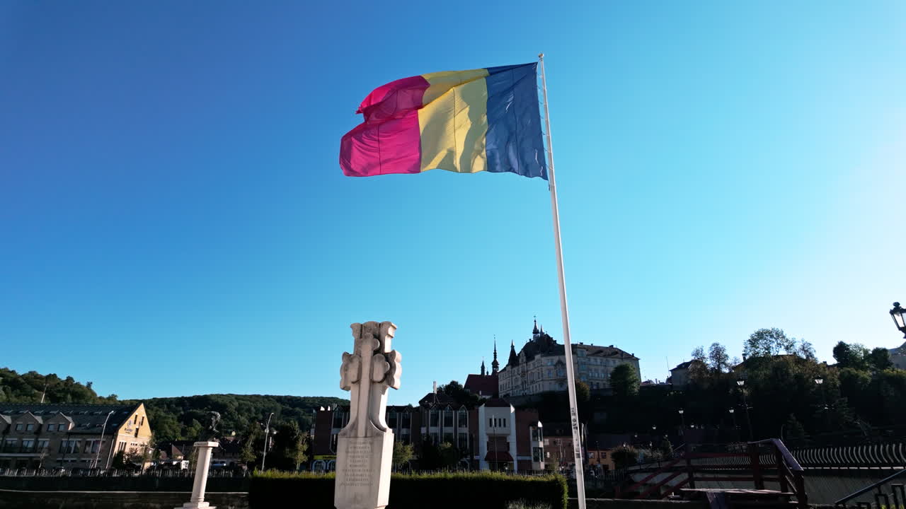 Bandiera della Romania che sventola al vento con cielo azzurro sullo sfondo