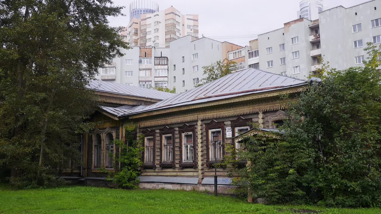 현대적 인 건물 을 가진 도시 에서 오래된 목조 집