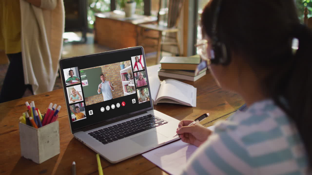 estudiante que usa una computadora portátil para una lección en línea en casa, con un maestro y una clase diversos en la pantalla