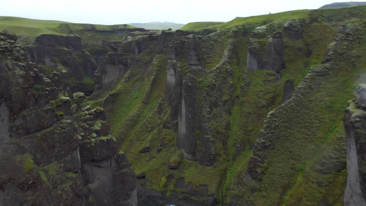 el increíble cañón de fjaðrárgljúfur en islandia - toma aérea de drones