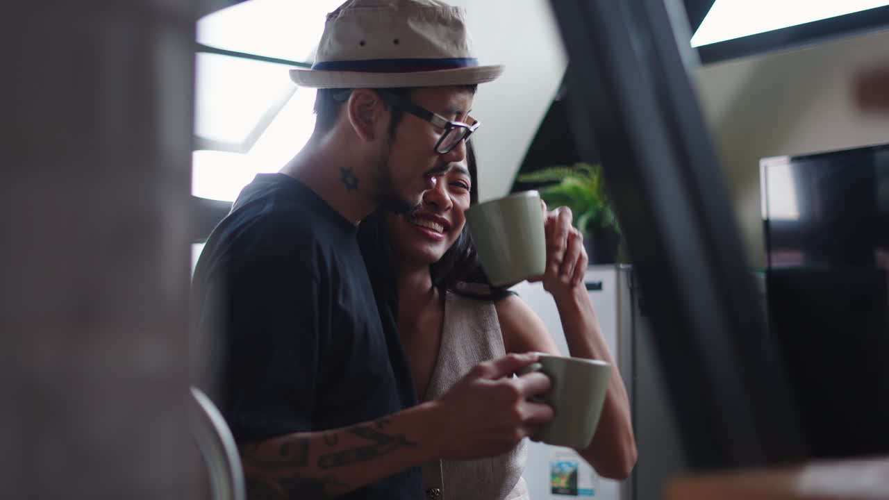 Una coppia che beve caffè insieme.