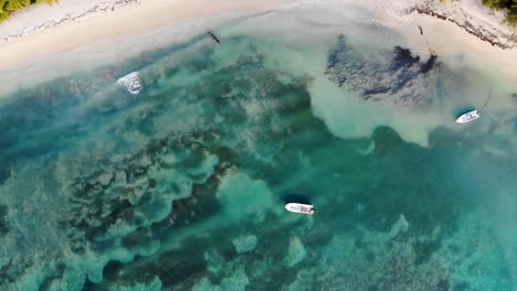 Agua-Clara-De-La-Playa-De-Saint-Marie-En-Madagascar-Que-Revela-El-Arrecife-Debajo-De-La-Superficie