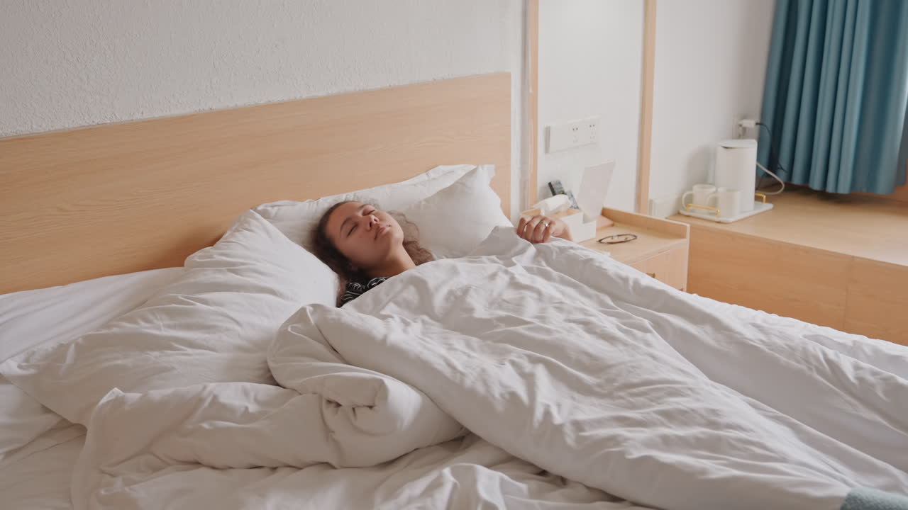 Mattina tranquilla in hotel. Rilassante esperienza mattutina in un'accogliente camera d'hotel. La stanza soleggiata offre un'atmosfera tranquilla e confortevole. Sereno inizio di giornata mentre l'ospite si rilassa in una suite d'albergo illuminata in modo accogliente.