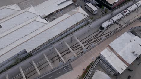 Vista-Aérea-De-Drones-Del-Metro-Llegando-A-La-Estación-De-Metro-Elifelet-En-Tel-Aviv.