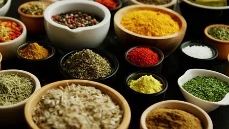 Many-bowls-with-different-spices