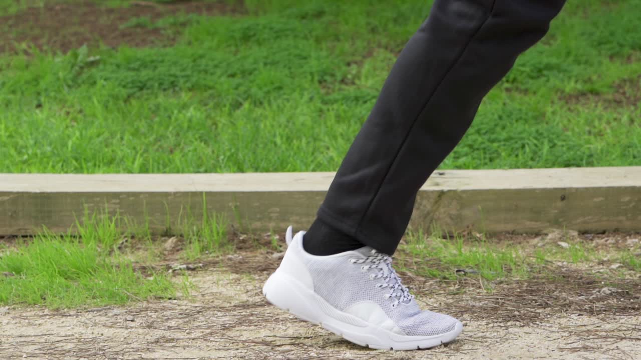 러너는 신발 끈을 묶고 달리기 시작합니다.