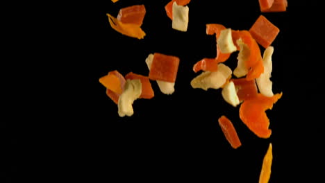 ensalada de frutas cayendo contra un fondo negro 4k
