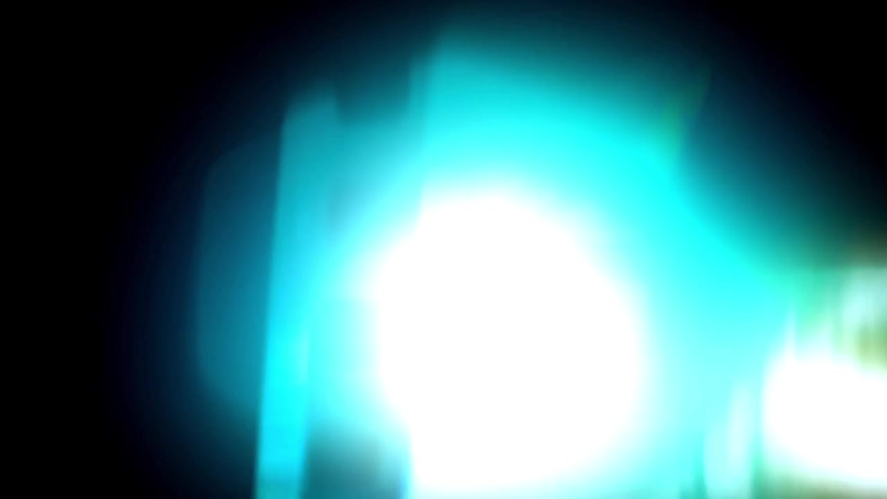 Transición de fuga de luz colorida y destello de lente sobre fondo negro