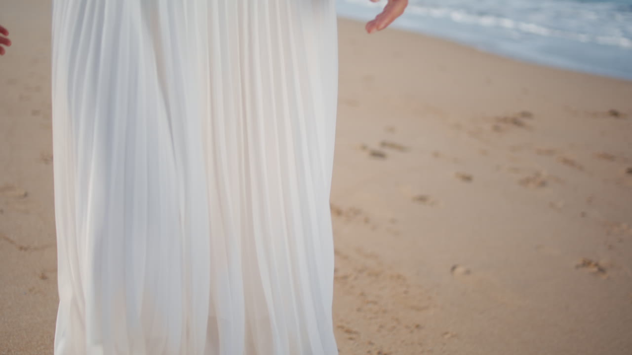 여자 발이 모래 해변을 는 여름 날 가까이. 무관심한 소녀가 해안가를 고