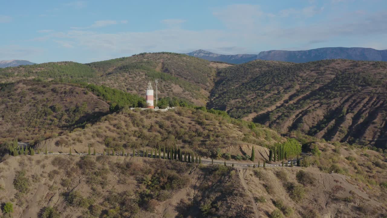 등대 근처의 아름다운 도로를 달리는 자동차의 조감도