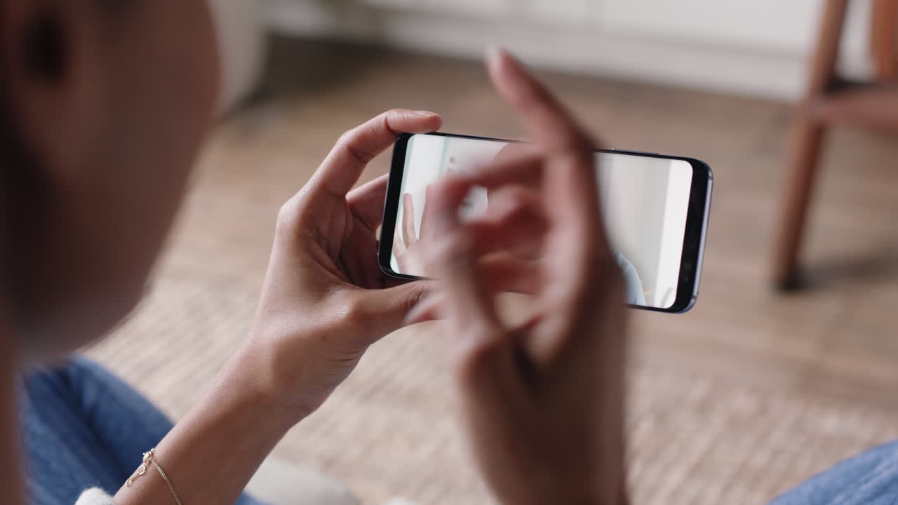 mujer joven usando un teléfono inteligente teniendo video chat con su novio sordo comunicándose usando lenguaje de señas gestos con las manos disfrutando de la comunicación en línea