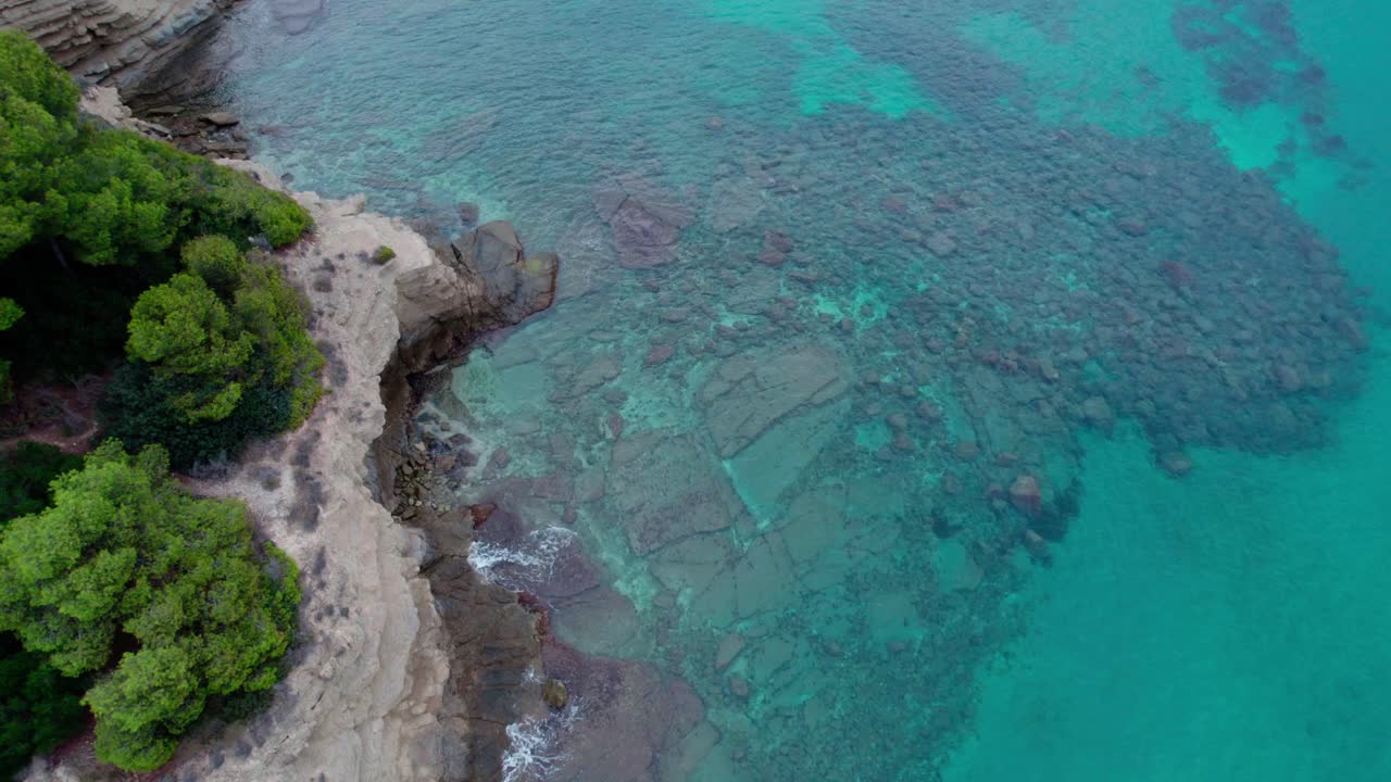 Coste rocciose con acqua cristallina nella caletta naturale di Cala la Calalga a Calpe, Spagna. Foto aerea