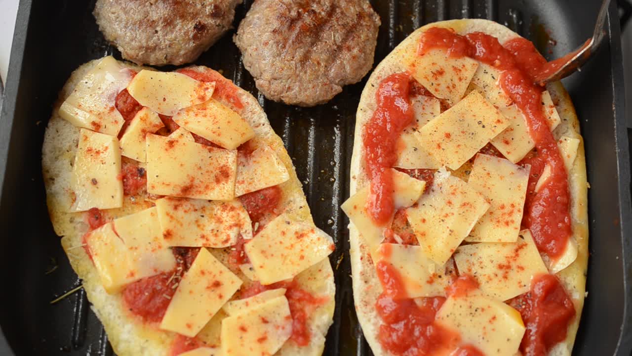 Prepariamo un panino. Padella, prepariamo un panino.