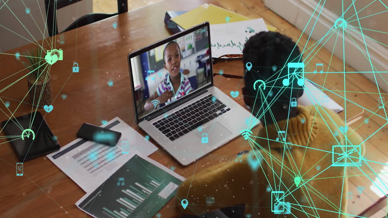 animación de redes de conexiones a través de una mujer de negocios en una videollamada portátil