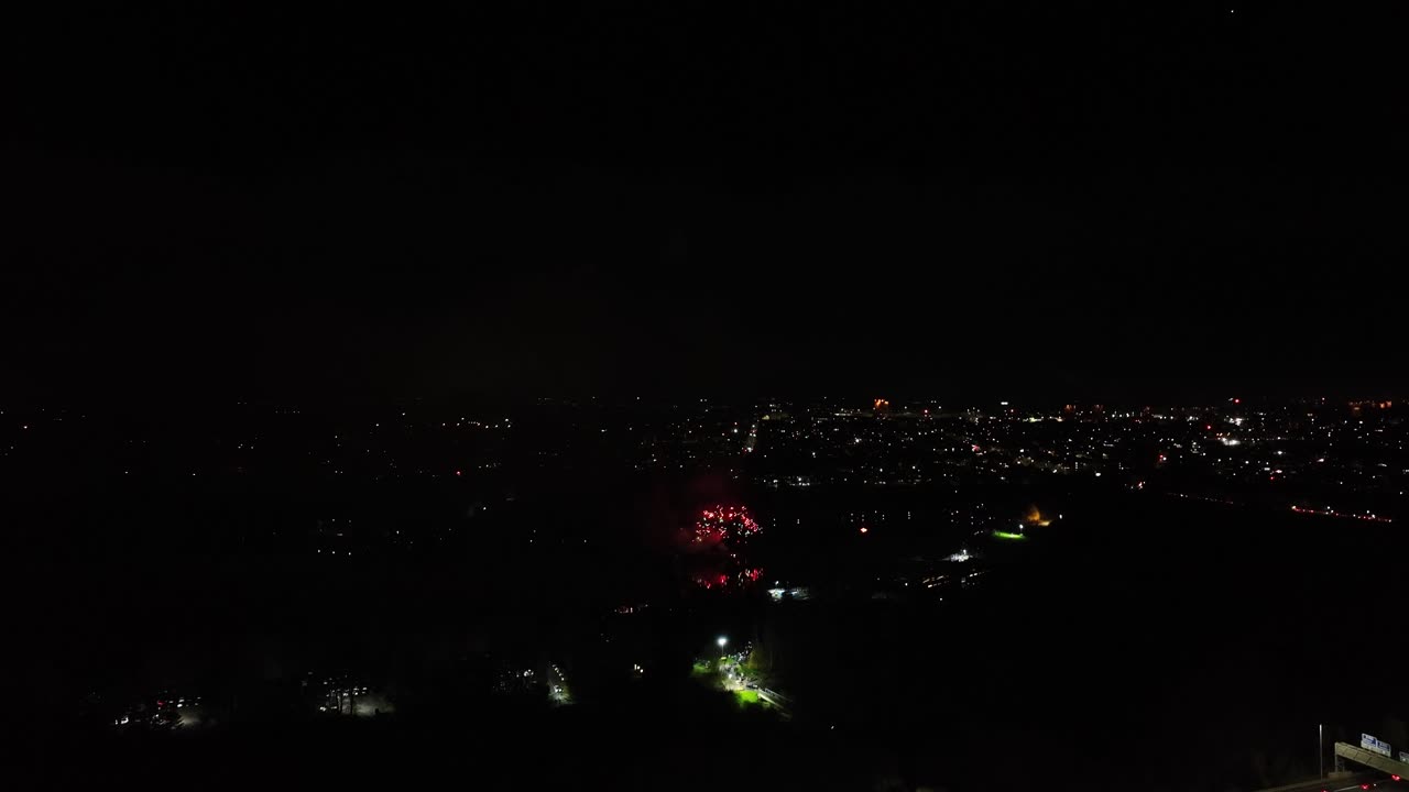 새 해 를 의미 하는 활기찬 불꽃놀이 의 공중 촬영