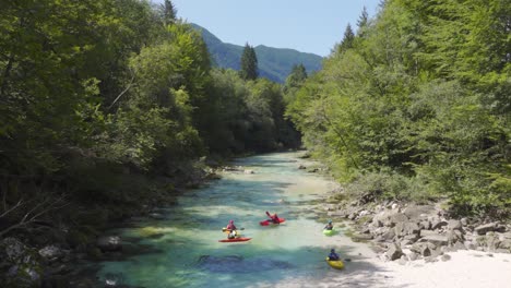 Eine-Gruppe-Von-Kajakfahrern,-Die-Sich-An-Einem-Seichten-Ufer-Des-Flusses-Soča-In-Slowenien-Entspannen
