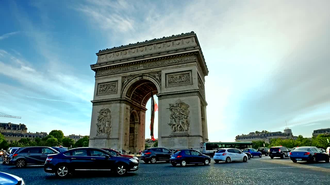 el tráfico de automóviles en los campos elíseos frente al arco del triunfo en parís, francia, movimiento cinematográfico steadicam