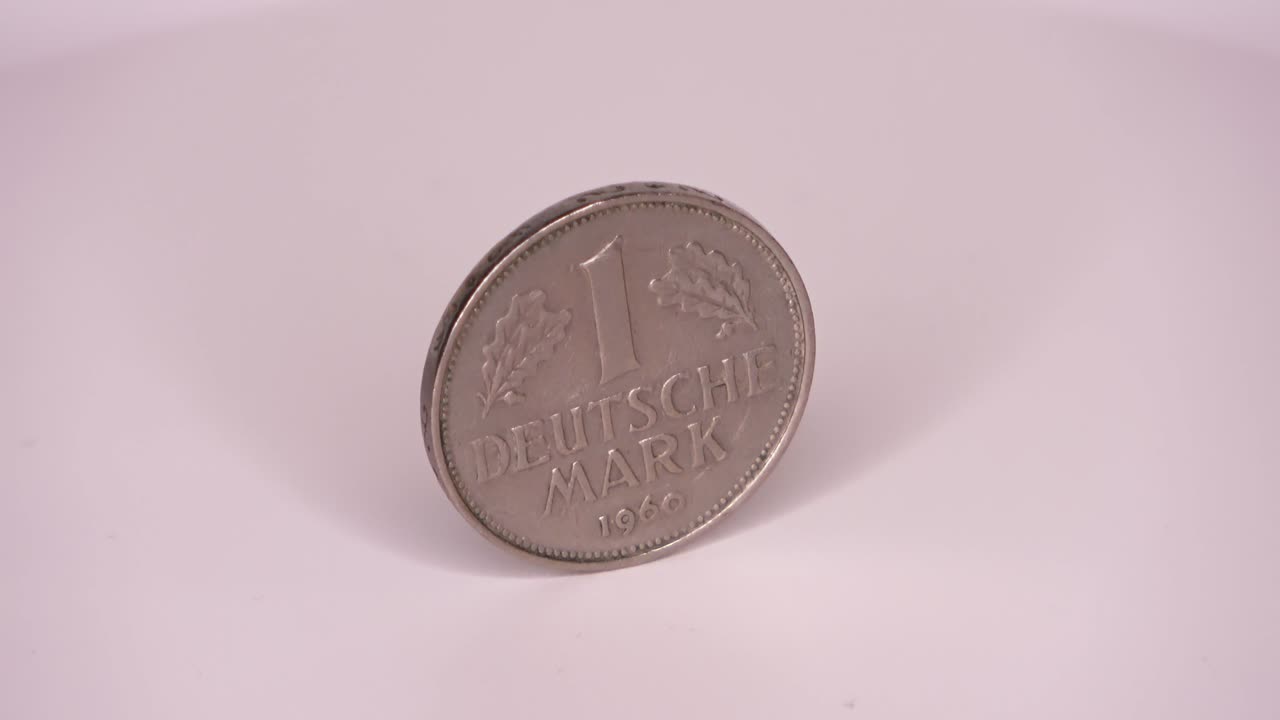 varias monedas de la moneda ya no corriente, el marco alemán, de alemania.