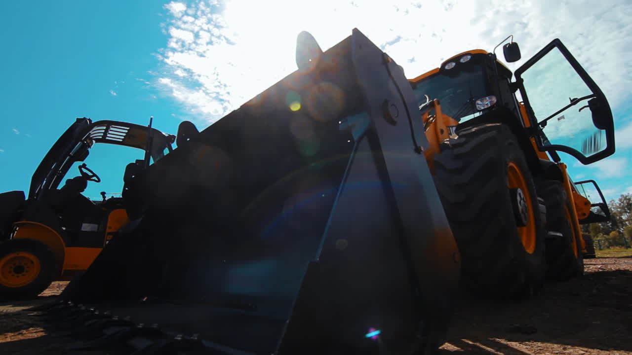 exposición de nuevos equipos de construcción comerciales. gran cargador de ruedas naranja