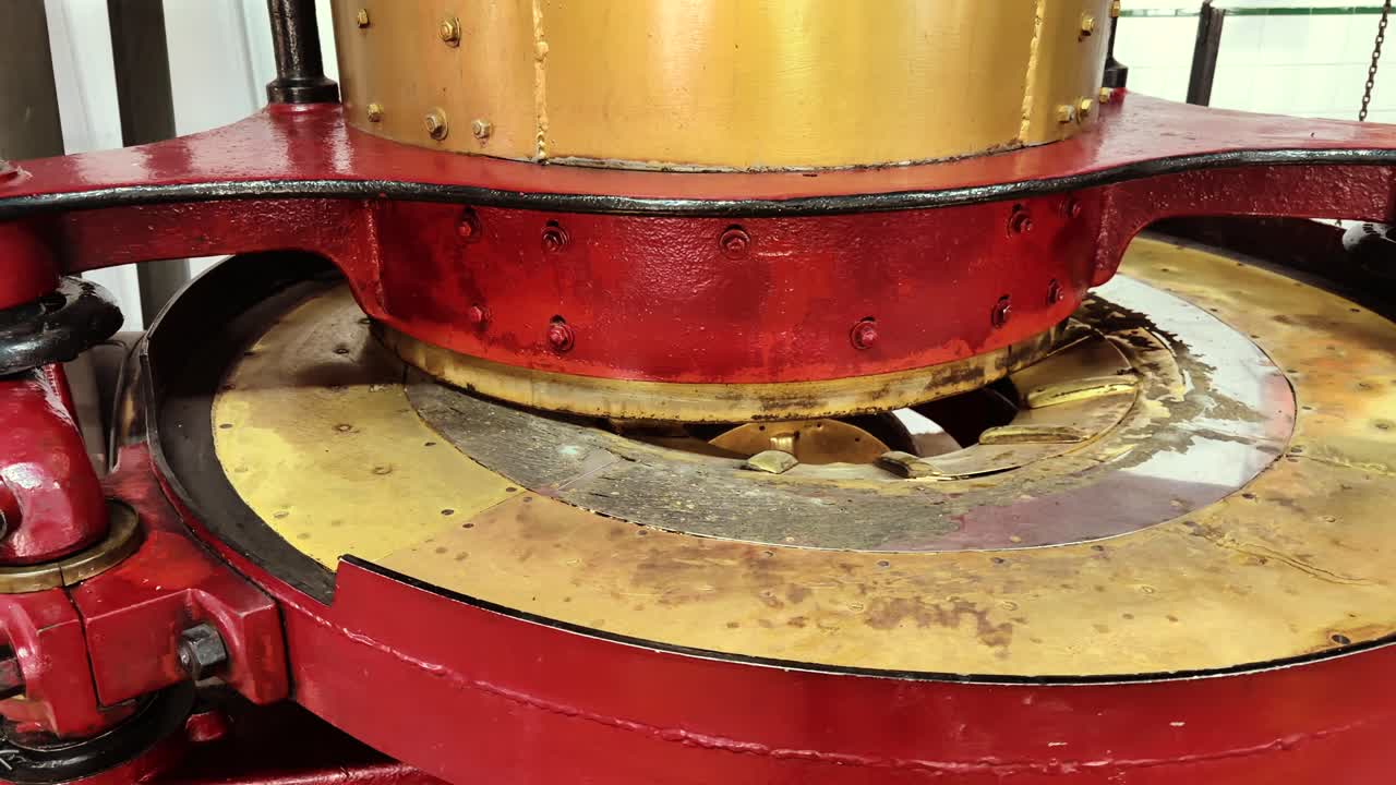Industriel tebearbejdningsmaskine inde i en fabrik på São Miguel, Azorerne