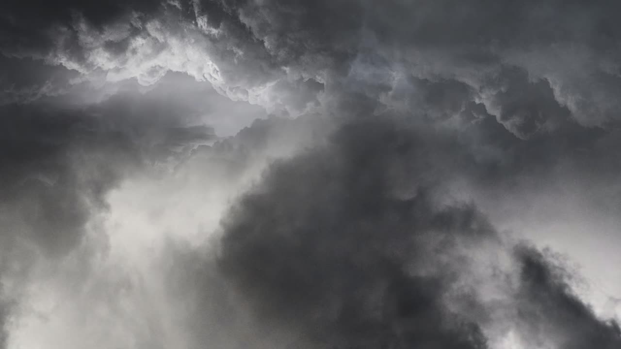 un rayo vívido y dramático en una nube oscura