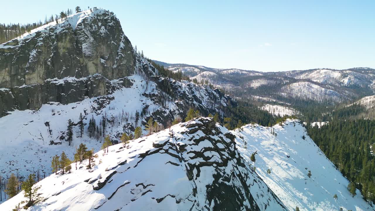 vista aérea de las montañas rocosas invernales y el valle, lago tahoe, california