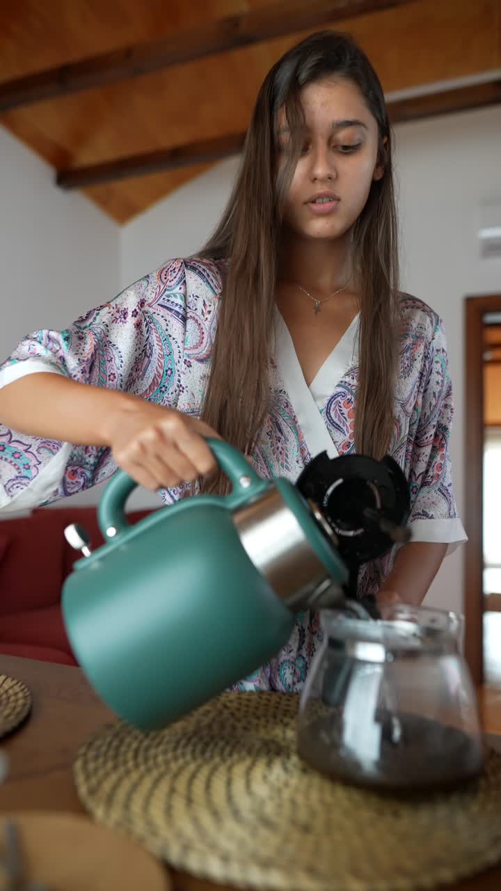 차 를 준비 하는 여자