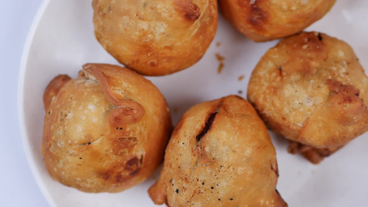 samosas marrones doradas crujientes - un delicioso bocadillo indio