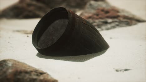 viejo barril de madera en la playa