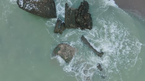 Vista-Aérea-De-Los-Edificios-De-Fortificación-Costeros-Abandonados-En-Los-Fuertes-Del-Norte-De-Karosta-En-La-Playa-Del-Mar-Báltico,-Día-De-Invierno-Nublado,-Disparo-De-Drones-Avanzando-Lentamente