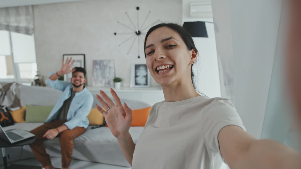 POV di una giovane coppia latina che parla alla telecamera da casa
