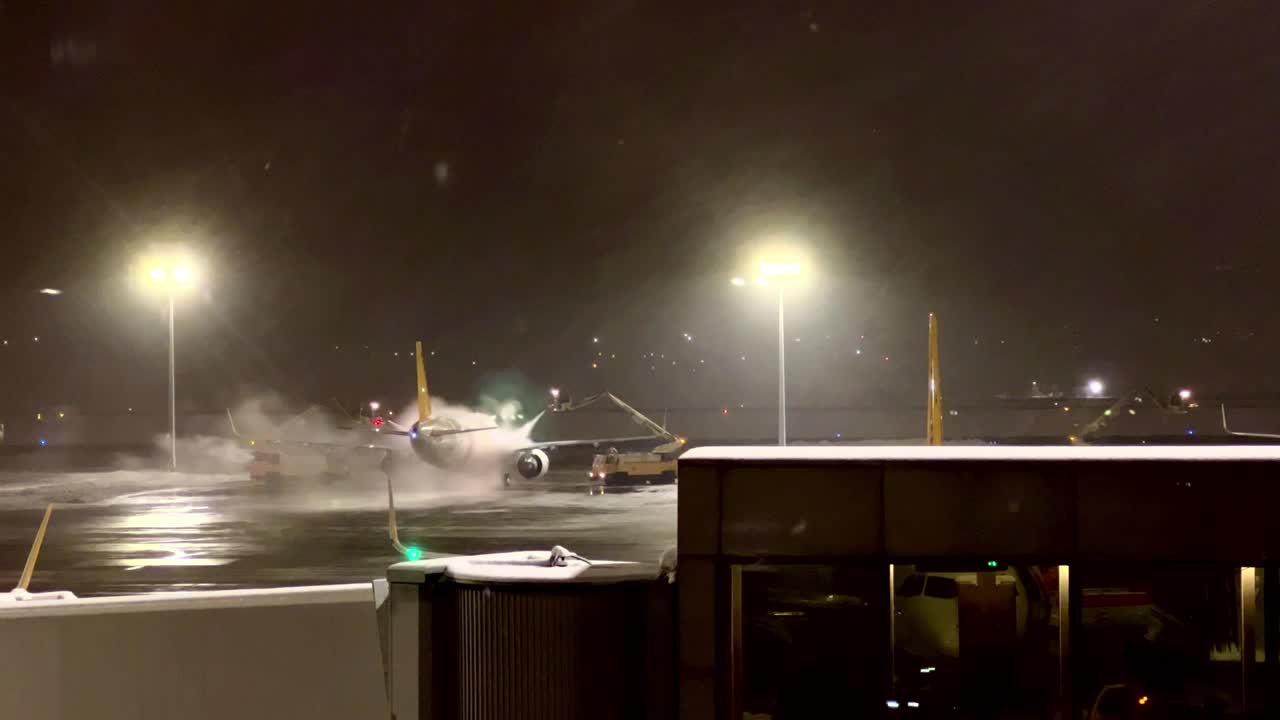 안전한 비행을 위해 중요한 얼음 제거입니다.