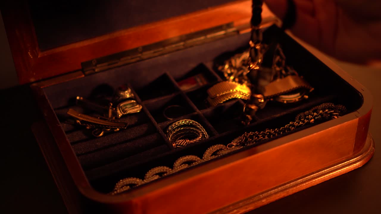 무디하고 풍부한 컬러 테이크로 아름다운 머리띠를 꺼내