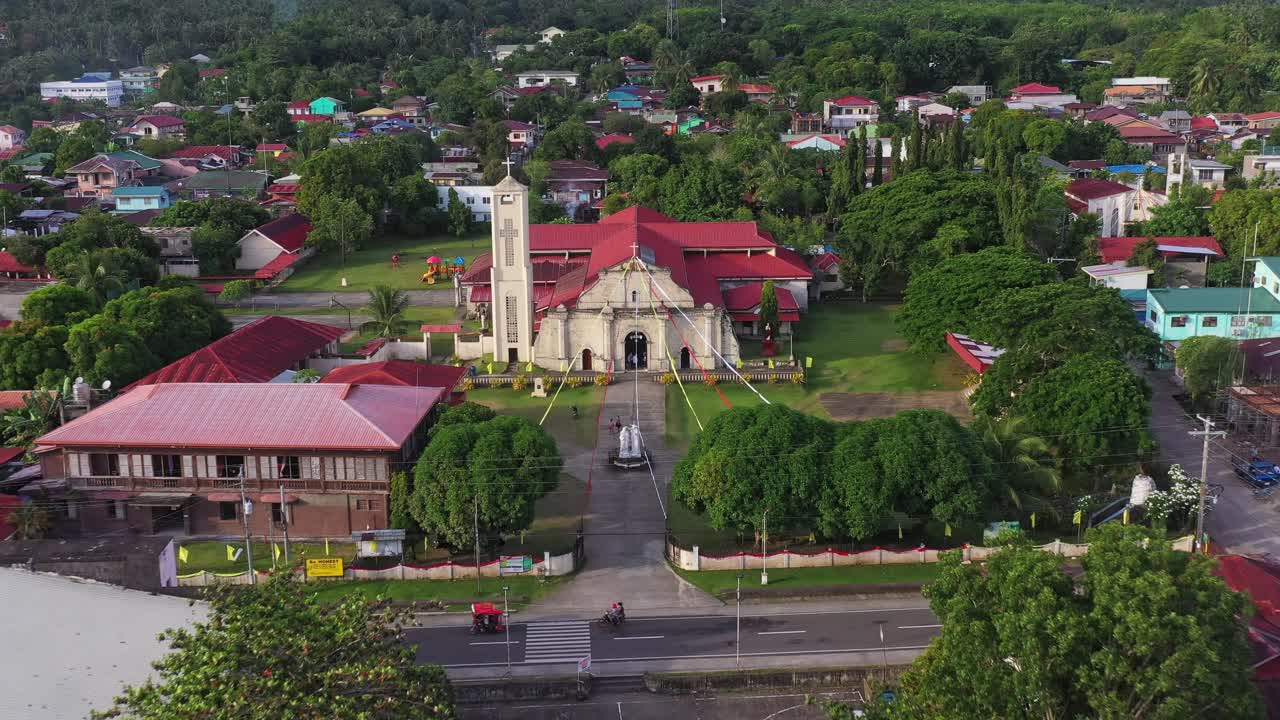 항구에서 크레인 선박이 있는 남부 레이테 해안선에 있는 카발리아 역사 교회가 밝혀졌습니다