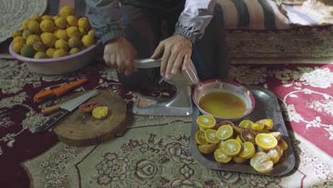 viajar a la ciudad del desierto para degustar jugo de naranja orgánico fresco la bebida saludable de agua mineral riego huerto jardín en irán nayband hecho a mano hecho por el hombre jugo a presión cortado por la mitad exprimir fruta