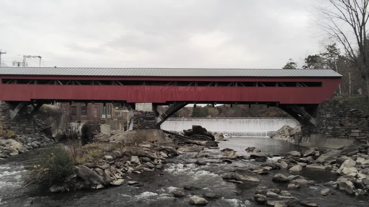 오타우케치 강 (ottauquechee river) 을 가로지르는 타프트스빌 다리를 드러내는 공중 철수