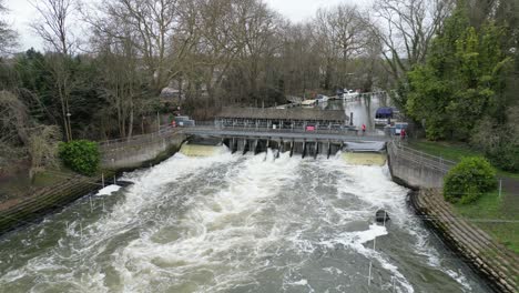 Shepperton-Wehr-Fluss-Themse-Surrey-Großbritannien-Nahaufnahme-Drohnen-Luftaufnahme