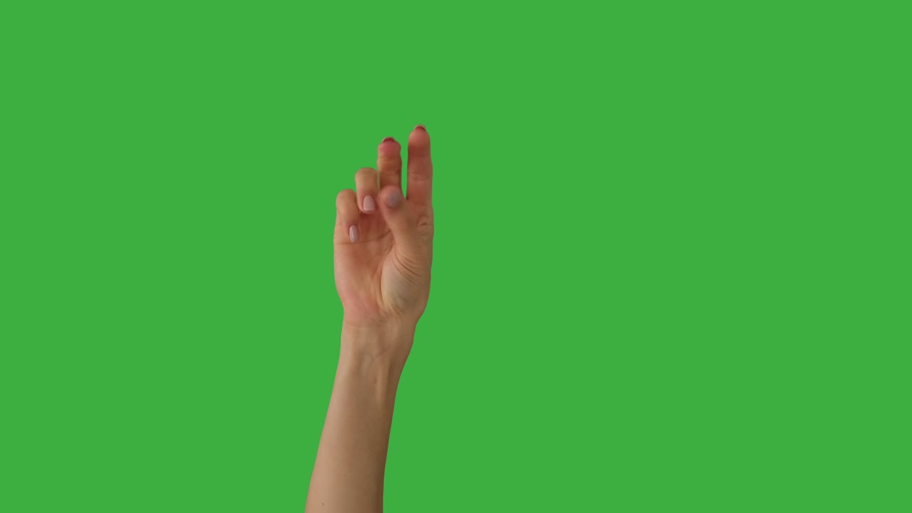 mujer chasqueando los dedos sobre el fondo verde