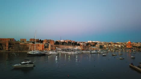 video de malta, área de kalkara, paisaje urbano al atardecer