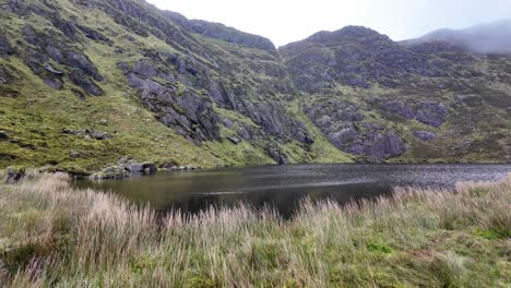 Berghang-Am-Seeufer-Von-Coumdala-In-Den-Comeragh-Mountains,-Waterford,-Irland,-An-Einem-Klaren-Wintertag